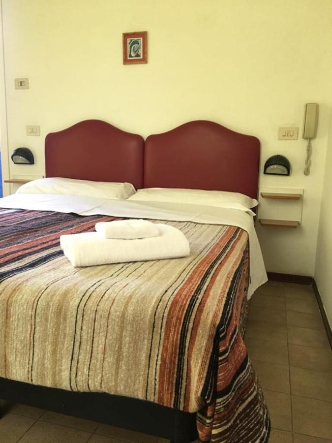 רימיני Hotel Ideale Young People Under 40 מראה חיצוני תמונה